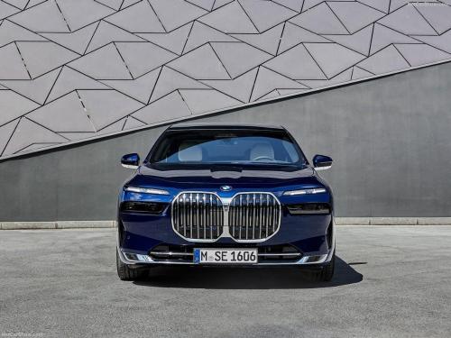 The debate over appearance of what is known as "Little Rolls" continues: new generation of BMW 7 Series/i7 is finally on market.
