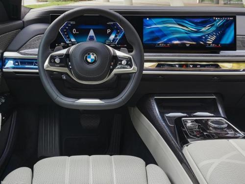 The debate over appearance of what is known as "Little Rolls" continues: new generation of BMW 7 Series/i7 is finally on market.

