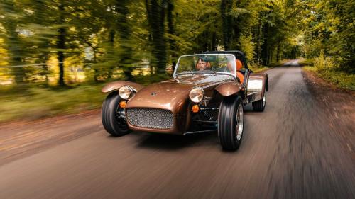 This is a "clean" car to drive. Caterham Super Seven has released a new car.
